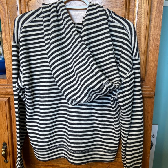 Billabong Black and White Sweater - Picture 2 of 6